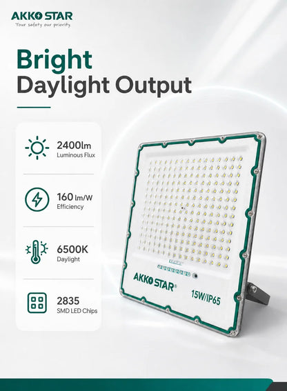 AKKO STAR AK503984 projektor LED solar 15W me panel diellor 22W, ndriçim 2400 lumen, dritë 6500K Daylight, mbrojtje IP65, telekomandë me dimmer dhe timer, kënd rrotullimi 270°, trup alumini Die-Cast dhe autonomi deri në 12 orë. Ideal për kopshte, oborre, parkingje, hyrje dhe ndriçim sigurie në Shqipëri.