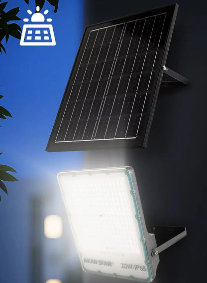 AKKO STAR AK503991 projektor LED solar 20W me panel diellor monokristalin, ndriçim 3200 lumen, dritë 6500K, mbrojtje IP65, telekomandë me kontroll të kohës dhe dritës, kënd ndriçimi 120°, karikim 5–6 orë dhe autonomi deri në 12 orë. Ideal për kopshte, oborre, parkingje, stadiume dhe ambiente të jashtme në Shqipëri.