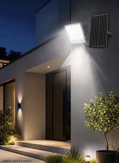 AKKO STAR AK503991 projektor LED solar 20W me panel diellor monokristalin, ndriçim 3200 lumen, dritë 6500K, mbrojtje IP65, telekomandë me kontroll të kohës dhe dritës, kënd ndriçimi 120°, karikim 5–6 orë dhe autonomi deri në 12 orë. Ideal për kopshte, oborre, parkingje, stadiume dhe ambiente të jashtme në Shqipëri.