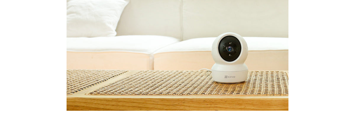 EZVIZ H6c kamerë sigurie e brendshme 2MP Full HD WiFi me rrotullim Pan & Tilt, lente 4mm, shikim natën IR 10m, lidhje RJ45 dhe MicroSD deri në 256GB.