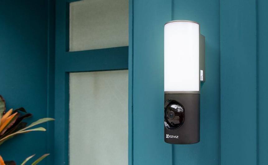 EZVIZ LC3 kamerë sigurie e jashtme 4MP WiFi me ndriçues muri LED 700 lumen, shikim natën IR 10m, zbulim AI të personave, audio dy drejtime, memorie të integruar 32GB dhe mbrojtje IP67.
