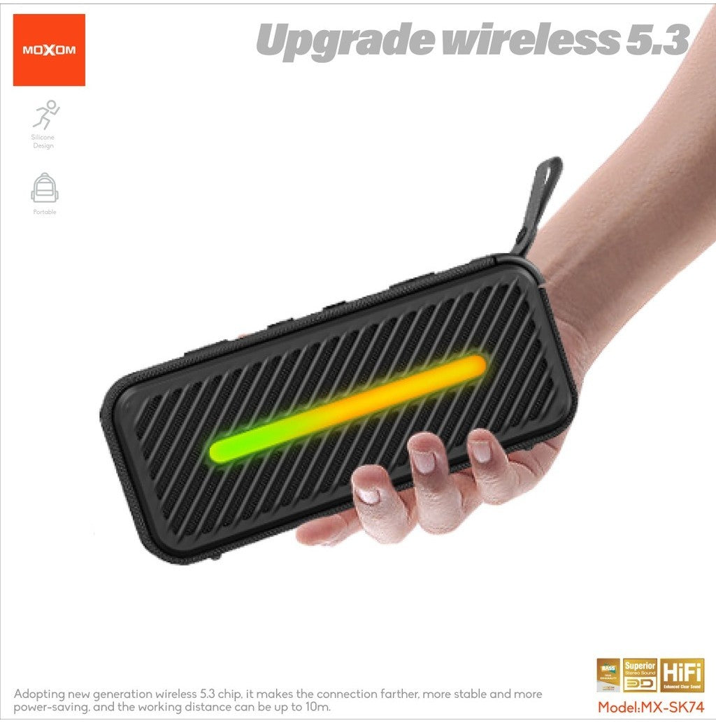 MOXOM MX-SK74 altoparlant Bluetooth 10W me Bluetooth 5.3, bateri 1800mAh, lidhje USB, TF, AUX dhe karikim Type-C. Altoparlant portativ me tingull cilësor, ideal për shtëpi, udhëtime, piknik, zyrë dhe përdorim të përditshëm.