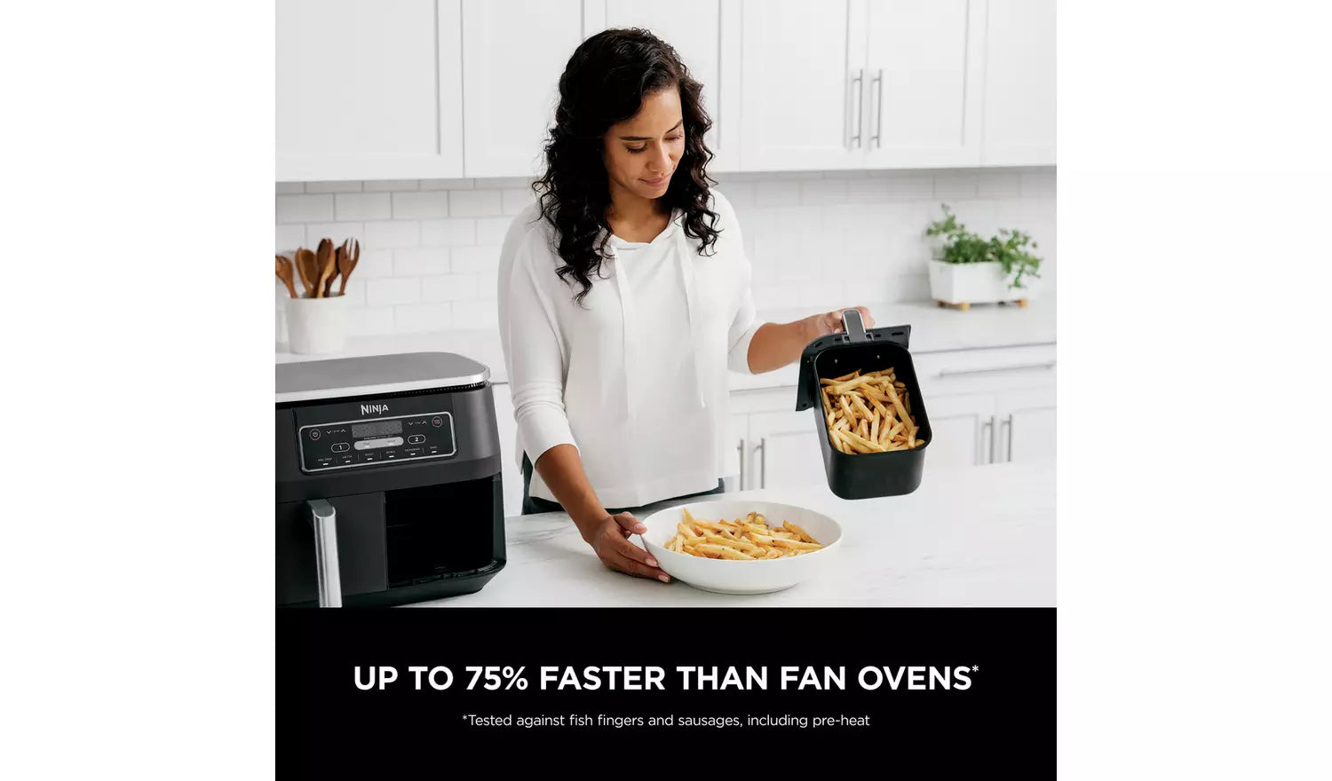 Ninja Foodi Dual Zone Air Fryer AF300UK 7.6L me dy sirtarë të pavarur 3.8L, 6 funksione gatimi, Sync, Match, temperaturë 40–240°C, fuqi 2400W, pjesë që lahen në enëlarëse dhe gatim me pak ose aspak vaj. Fritezë me ajër ideale për familje dhe përdorim të përditshëm në Shqipëri.