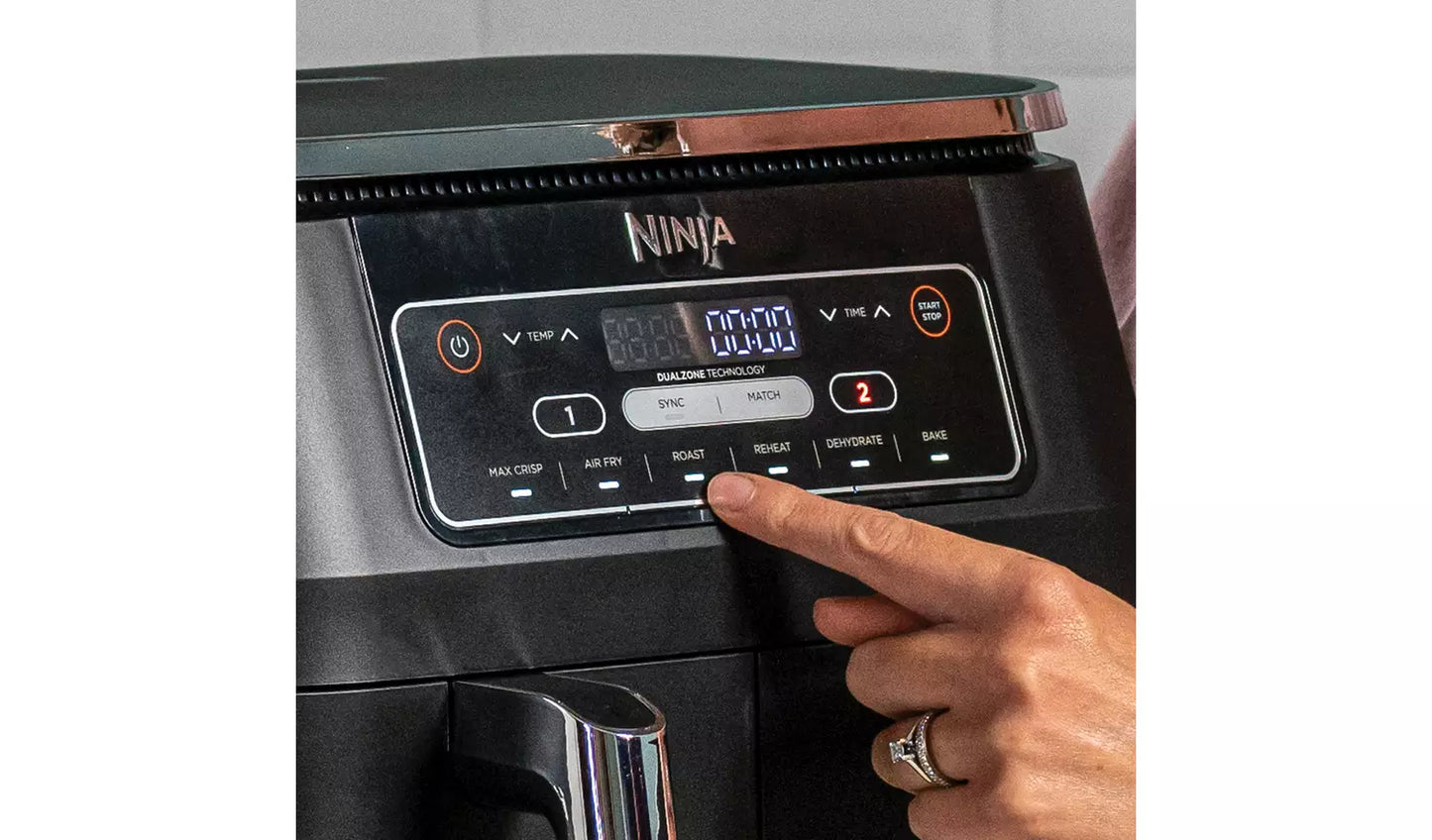 Ninja Foodi Dual Zone Air Fryer AF300UK 7.6L me dy sirtarë të pavarur 3.8L, 6 funksione gatimi, Sync, Match, temperaturë 40–240°C, fuqi 2400W, pjesë që lahen në enëlarëse dhe gatim me pak ose aspak vaj. Fritezë me ajër ideale për familje dhe përdorim të përditshëm në Shqipëri.