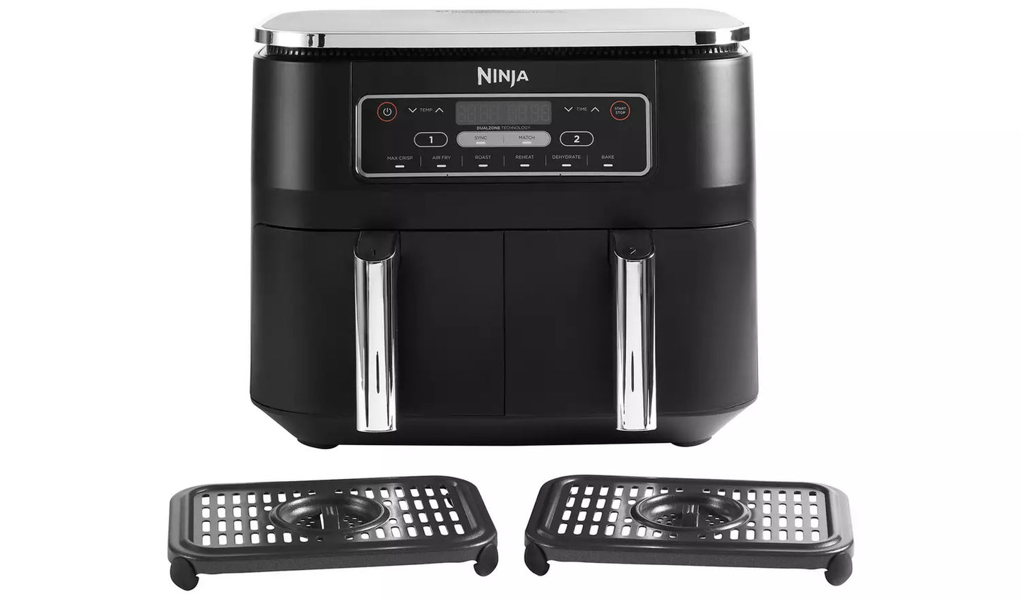 Ninja Foodi Dual Zone Air Fryer AF300UK 7.6L me dy sirtarë të pavarur 3.8L, 6 funksione gatimi, Sync, Match, temperaturë 40–240°C, fuqi 2400W, pjesë që lahen në enëlarëse dhe gatim me pak ose aspak vaj. Fritezë me ajër ideale për familje dhe përdorim të përditshëm në Shqipëri.