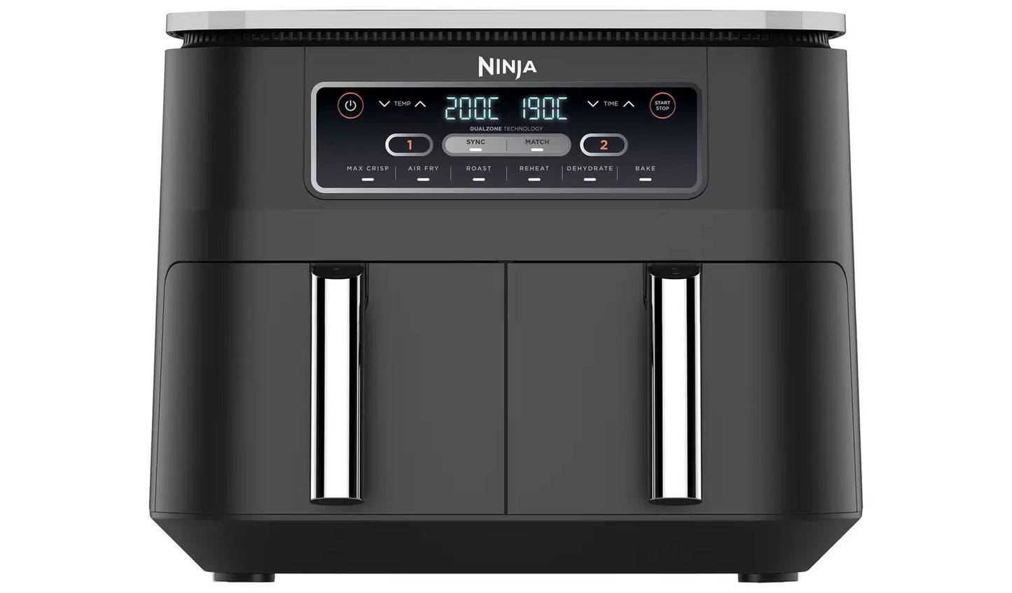 Ninja Foodi Dual Zone Air Fryer AF300UK 7.6L me dy sirtarë të pavarur 3.8L, 6 funksione gatimi, Sync, Match, temperaturë 40–240°C, fuqi 2400W, pjesë që lahen në enëlarëse dhe gatim me pak ose aspak vaj. Fritezë me ajër ideale për familje dhe përdorim të përditshëm në Shqipëri.