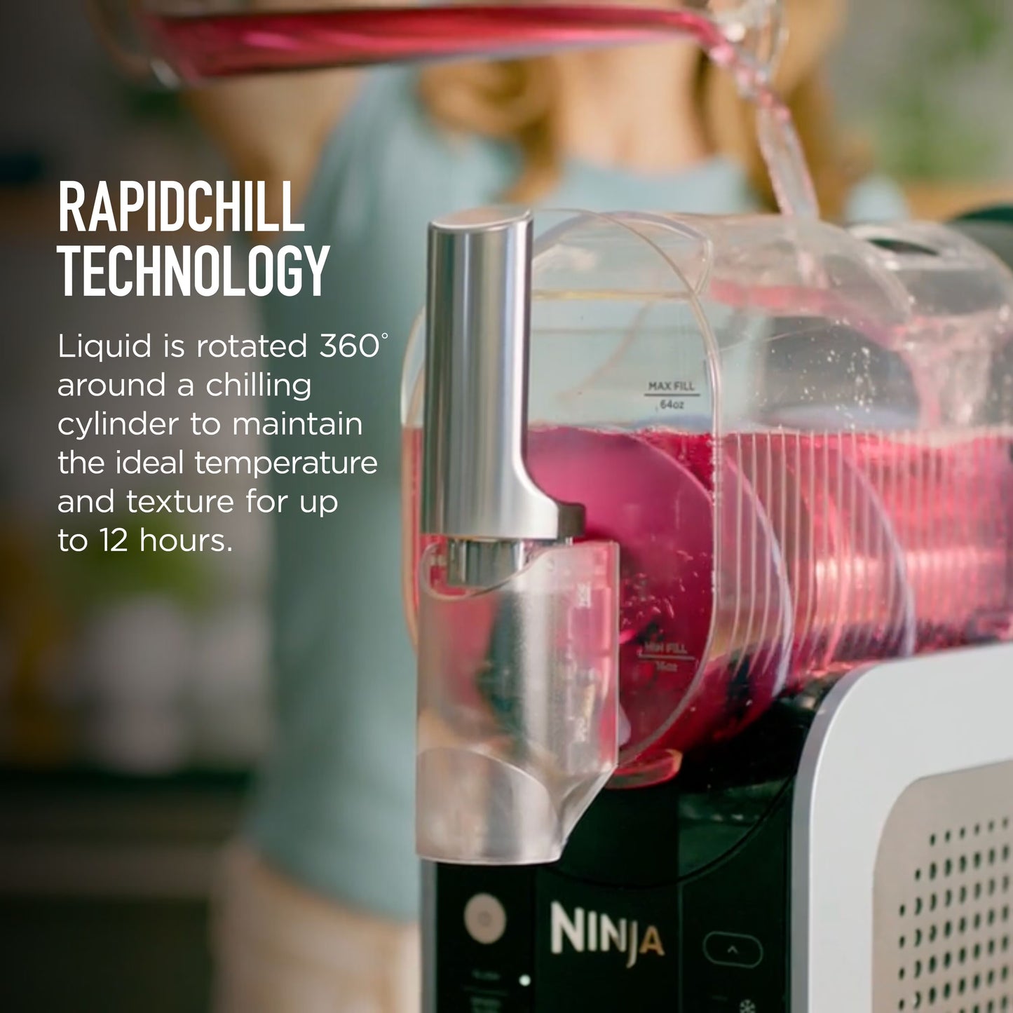 Ninja SLUSHi Professional Frozen Drink Maker FS301 me kapacitet 88 fl oz (2.6L), 5 shpejtësi, fuqi 200W, rezervuar të vetëm, kontroll me shpejtësi të ndryshueshme dhe mundësi për përgatitjen e slush, koktejeve të ngrira dhe pijeve të ftohta pa akull ose blender. I mban pijet të ngrira deri në 12 orë.