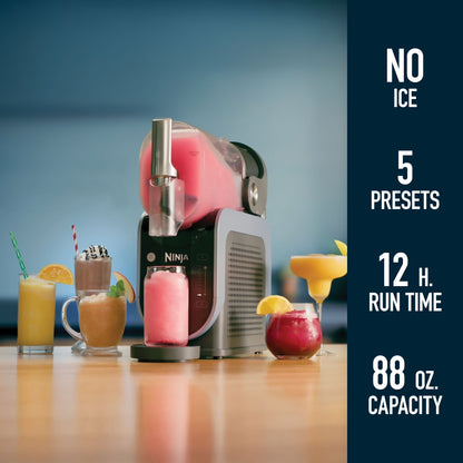 Ninja SLUSHi Professional Frozen Drink Maker FS301 me kapacitet 88 fl oz (2.6L), 5 shpejtësi, fuqi 200W, rezervuar të vetëm, kontroll me shpejtësi të ndryshueshme dhe mundësi për përgatitjen e slush, koktejeve të ngrira dhe pijeve të ftohta pa akull ose blender. I mban pijet të ngrira deri në 12 orë.