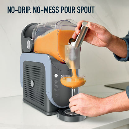 Ninja SLUSHi Professional Frozen Drink Maker FS301 me kapacitet 88 fl oz (2.6L), 5 shpejtësi, fuqi 200W, rezervuar të vetëm, kontroll me shpejtësi të ndryshueshme dhe mundësi për përgatitjen e slush, koktejeve të ngrira dhe pijeve të ftohta pa akull ose blender. I mban pijet të ngrira deri në 12 orë.