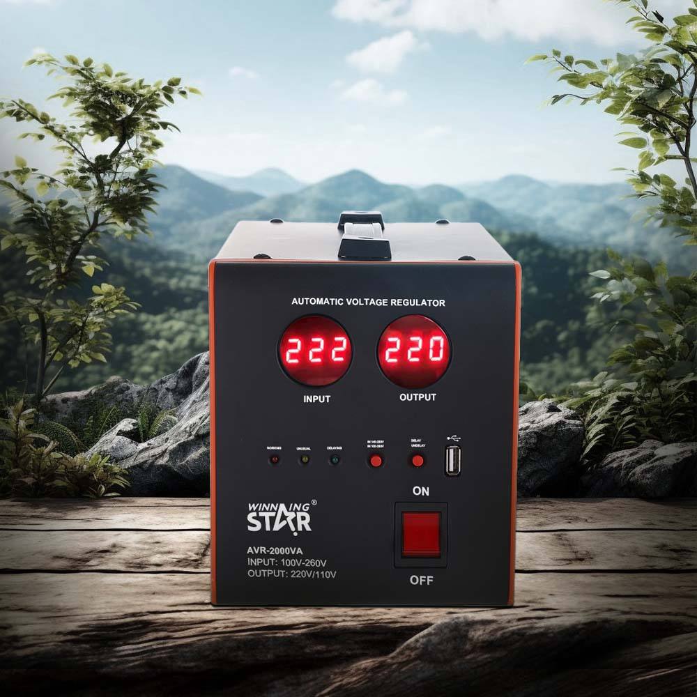 Stabilizator tensioni WINNING STAR ST-0006 2000VA me AVR, display dixhital, hyrje 100–260V, mbrojtje nga tensioni i lartë dhe i ulët, 50/60Hz.