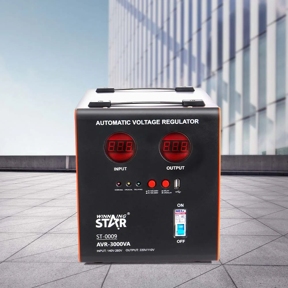 Stabilizator tensioni WINNING STAR ST-0009 3000VA me AVR, ekran dixhital, hyrje 100–260V, dalje 220–110V dhe mbrojtje nga luhatjet e tensionit.