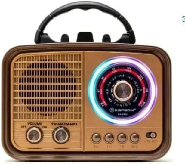 YS-225BT radio portative me 3 banda FM (87–108 MHz), AM (522–1620 KHz) dhe SW (5.9–18.0 MHz), mbështetje për USB, kartë TF (MicroSD), AUX, antenë teleskopike dhe altoparlant të integruar. Radio ideale për shtëpi, udhëtime, kamping dhe zona me sinjal të dobët.
